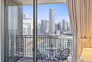 Outdoor dining - Spacious 2BR in 52|42, Walk to JBR Beach & Marina (Dubai)