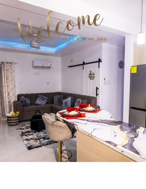 Interior - Cozy 1-bedroom apartment in adorable Kingston with AC (Kingston)