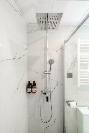 Hair dryer, towels - New apt Elegante, 2br and 1bth (Madrid)
