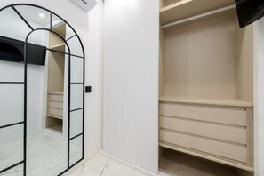 A walk-in closet with mirrored doors and open shelving. - New apt Elegante, 2br and 1bth (Madrid)