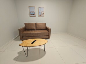 Apartemen Basic | Area keluarga | Smart TV 32-inci dengan saluran TV digital