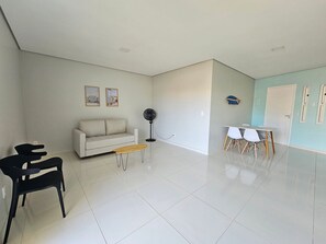 Apartemen Basic | Area keluarga | Smart TV 32-inci dengan saluran TV digital