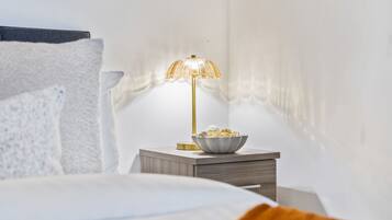 Iron/ironing board, WiFi, bed sheets