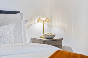 Tabla de planchar con plancha, wifi y ropa de cama 