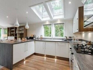 Dishwasher, cookware/dishes/utensils - Guelder Rose Lodge - Kelling Heath Holiday Park - 22249 (Holt)