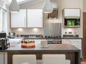 Een vaatwasser, kookgerei, borden en bestek