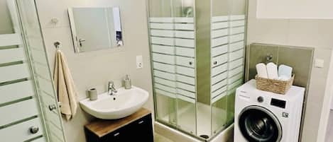 Douche, sèche-cheveux, serviettes fournies, savon