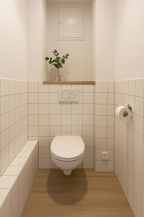 Douche, sèche-cheveux, serviettes fournies, savon