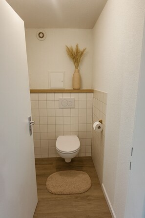 Douche, sèche-cheveux, serviettes fournies, savon