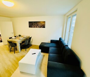 TV - City Residenz Karlsruhe – upscale living in the heart of the city (Karlsruhe)