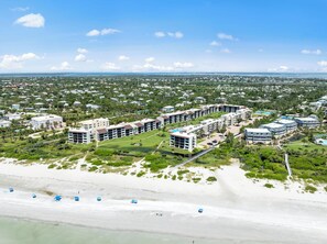 On the beach - Sanibel 3rd-Floor Corner Retreat—Panoramic Gulf Views, Private Lanai & Direct Beach Access | Remodeled 2BR/2BA | King Suite + Twins | Sleeps 6 (Sanibel Island)