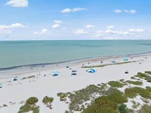 On the beach - 1st-Floor Oceanfront Corner Unit 2BR/2BA | Gulf Views | Large Lanai + Courtyard Patio | Walk to Beach in seconds! (Sanibel Island)
