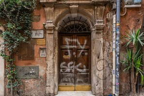Exterior detail - Quiet Elegance Retreat Apartment Trastevere Family-friendly (Roma)