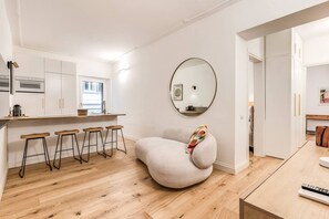 TV, books - Quiet Elegance Retreat Apartment Trastevere Family-friendly (Roma)