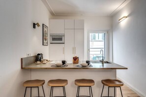 Fridge, microwave, oven, stovetop - Quiet Elegance Retreat Apartment Trastevere Family-friendly (Roma)