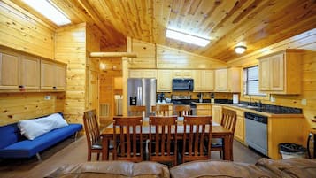 House, Multiple Beds, Hot Tub, Garden View (Lost Key) | Private kitchen