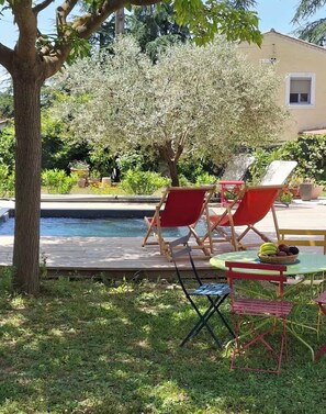 Outdoor dining - Bright studio with garden & pool in Vaison La Romaine (Vaison-la-Romaine)