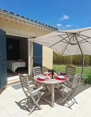 Outdoor dining - Bright studio with garden & pool in Vaison La Romaine (Vaison-la-Romaine)
