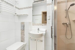 Douche, sèche-cheveux, serviettes fournies, shampoing
