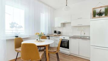 Fridge, oven, stovetop, coffee/tea maker