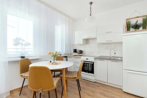 Réfrigérateur, four, plaque de cuisson, cafetière/bouilloire