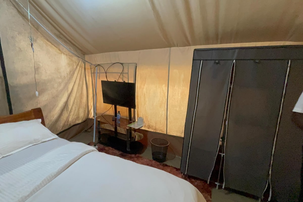 Economy Tent, Balcony | Desk, laptop workspace, free WiFi