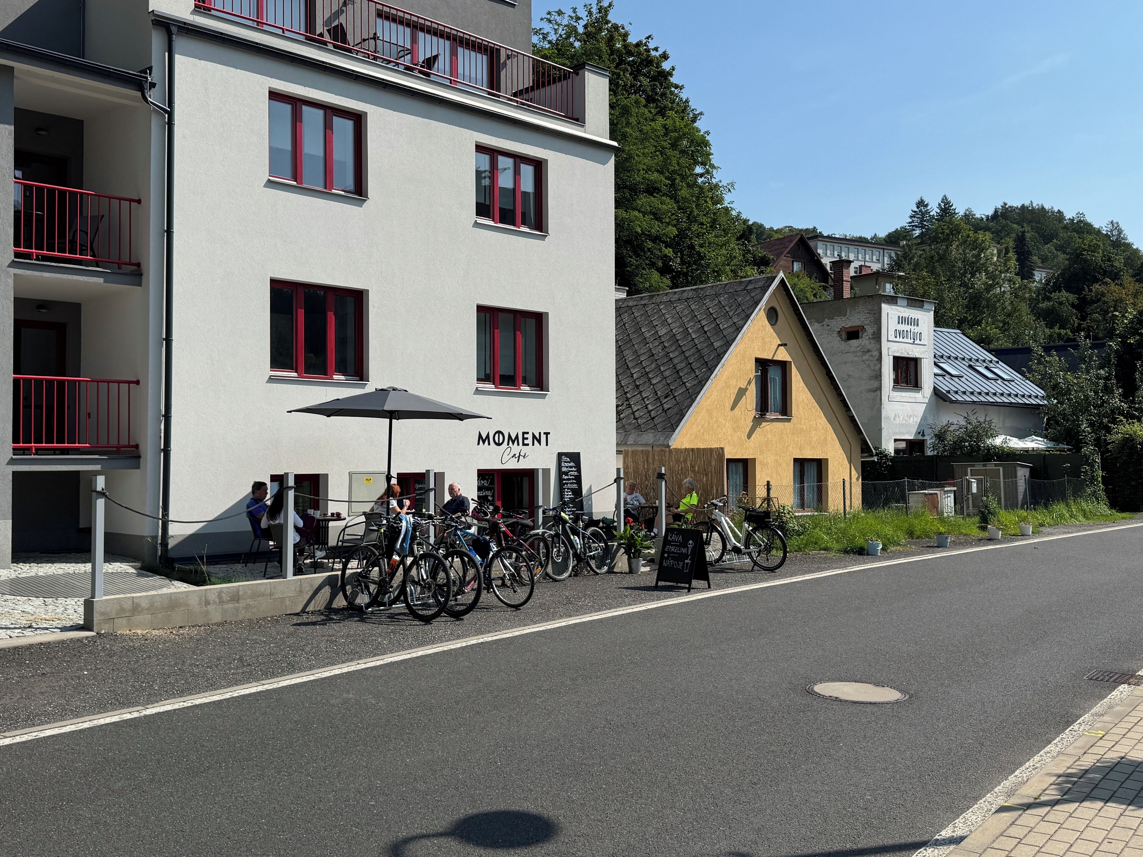 Un bâtiment qui abrite un café appelé « Moment Café » et qui porte une enseigne indiquant « Café Zorlin ».