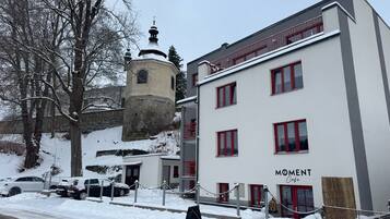 Ein Gebäude mit einem Schild, auf dem "Moment Cafe" steht, und einem Turm mit einem Kreuz.