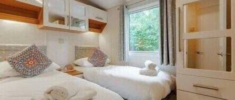 2 habitaciones, decoración personalizada y muebles diferentes