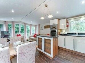 Cookware/dishes/utensils - Deers Leap - Kelling Heath Holiday Park - 22250 (Holt)