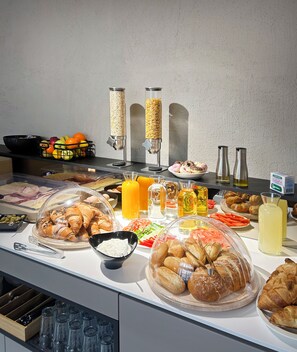 Free daily buffet breakfast - Hotel NOVA Inn Sarajevo (Sarajevo)
