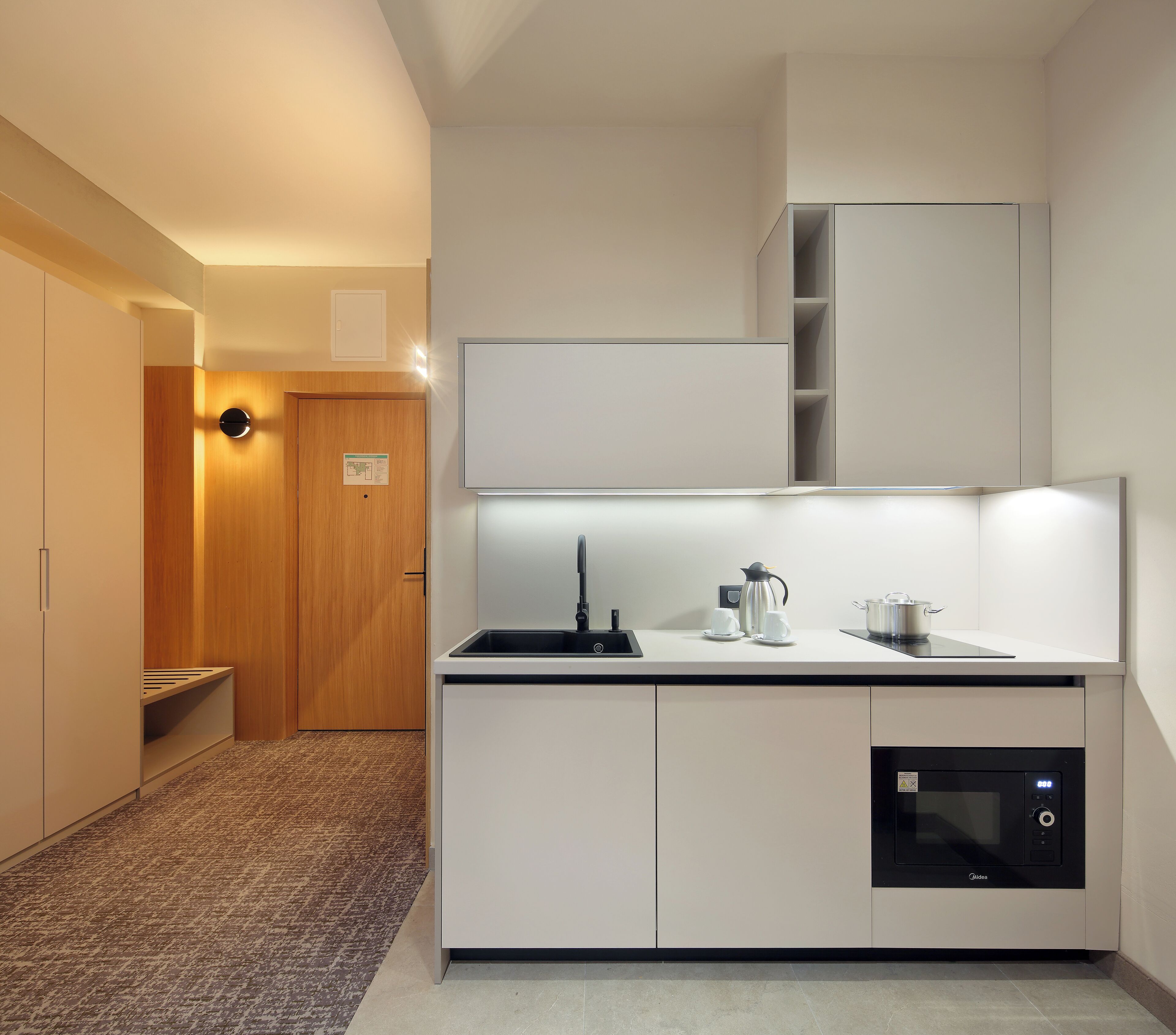 Deluxe Studio Suite | Private kitchen | Microwave, stovetop, cookware/dishes/utensils