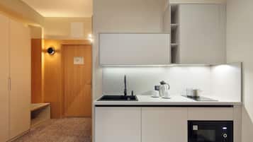 Deluxe Studio Suite | Private kitchen | Microwave, stovetop, cookware/dishes/utensils