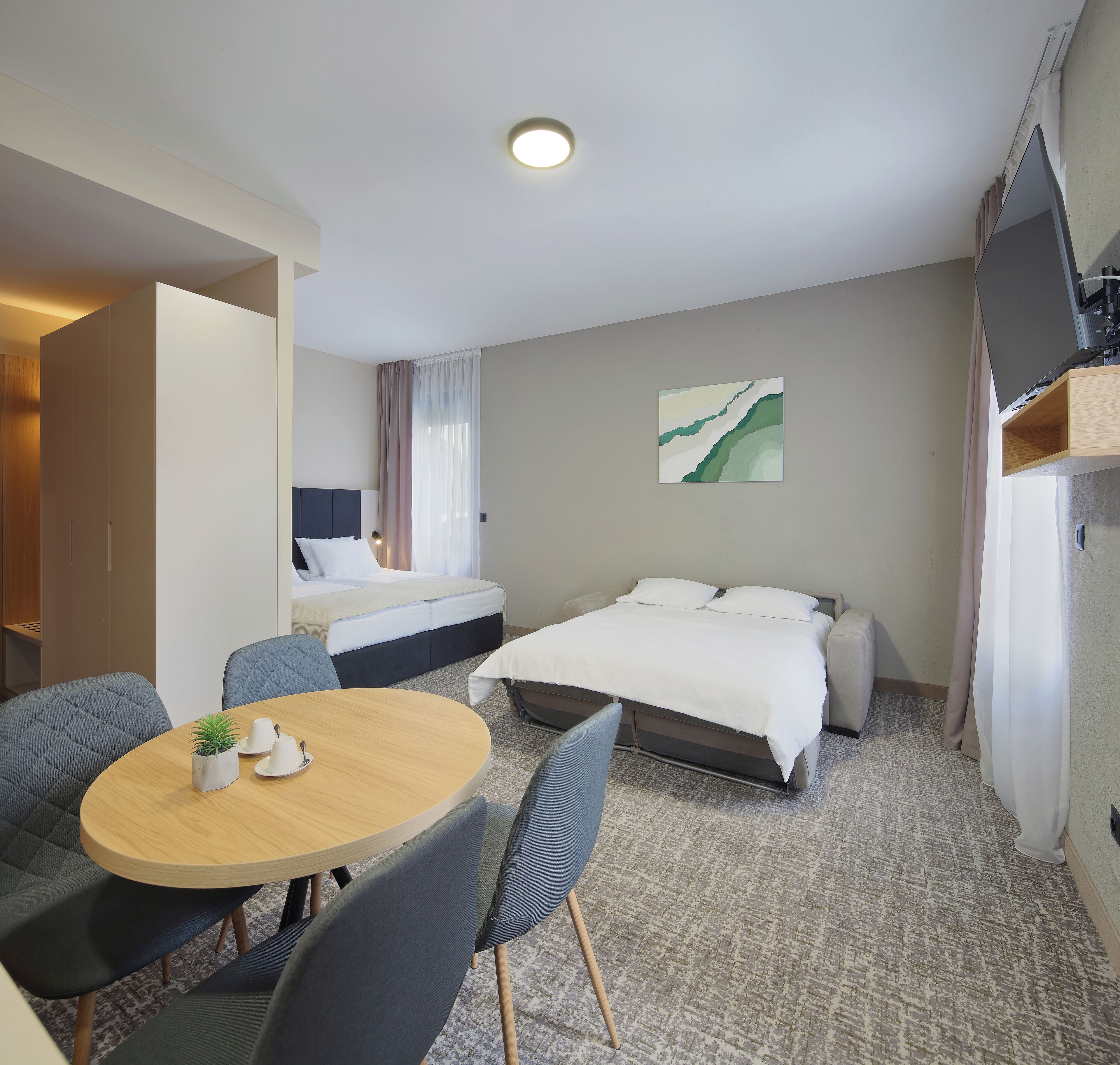 Deluxe Studio Suite | In-room safe, blackout drapes, soundproofing, iron/ironing board