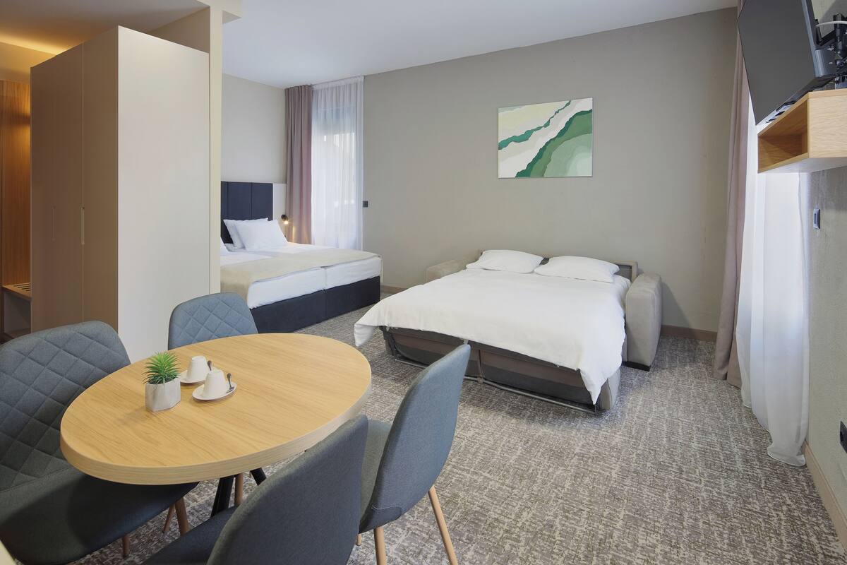 Deluxe Studio Suite | In-room safe, blackout drapes, soundproofing, iron/ironing board