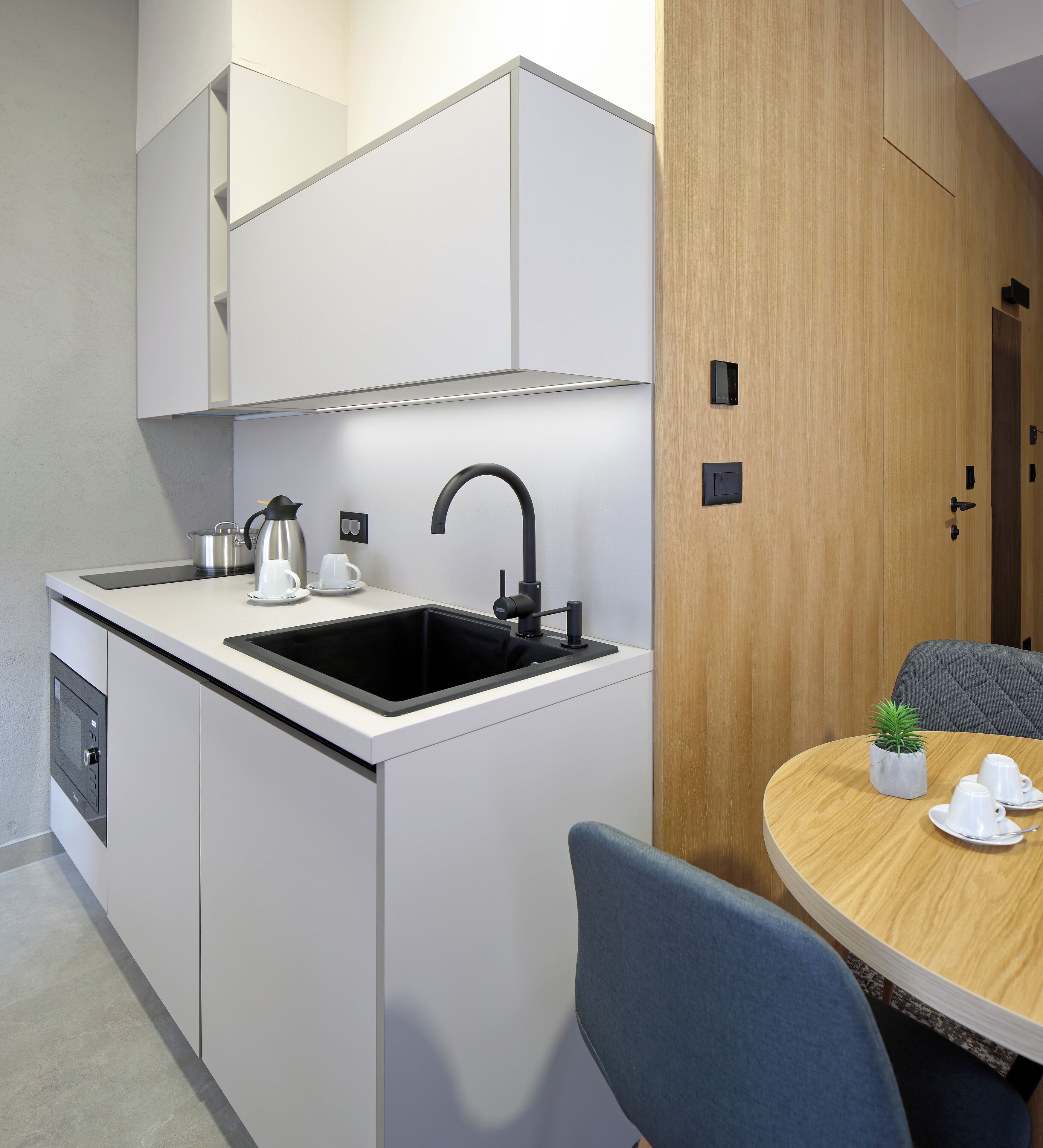 Mikrowelle, Herdplatte, Kochgeschirr/Geschirr/Besteck