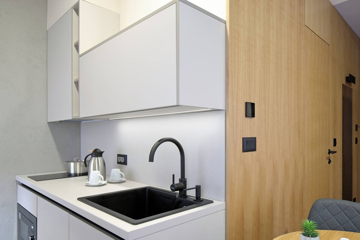 Mikrowelle, Herdplatte, Kochgeschirr/Geschirr/Besteck