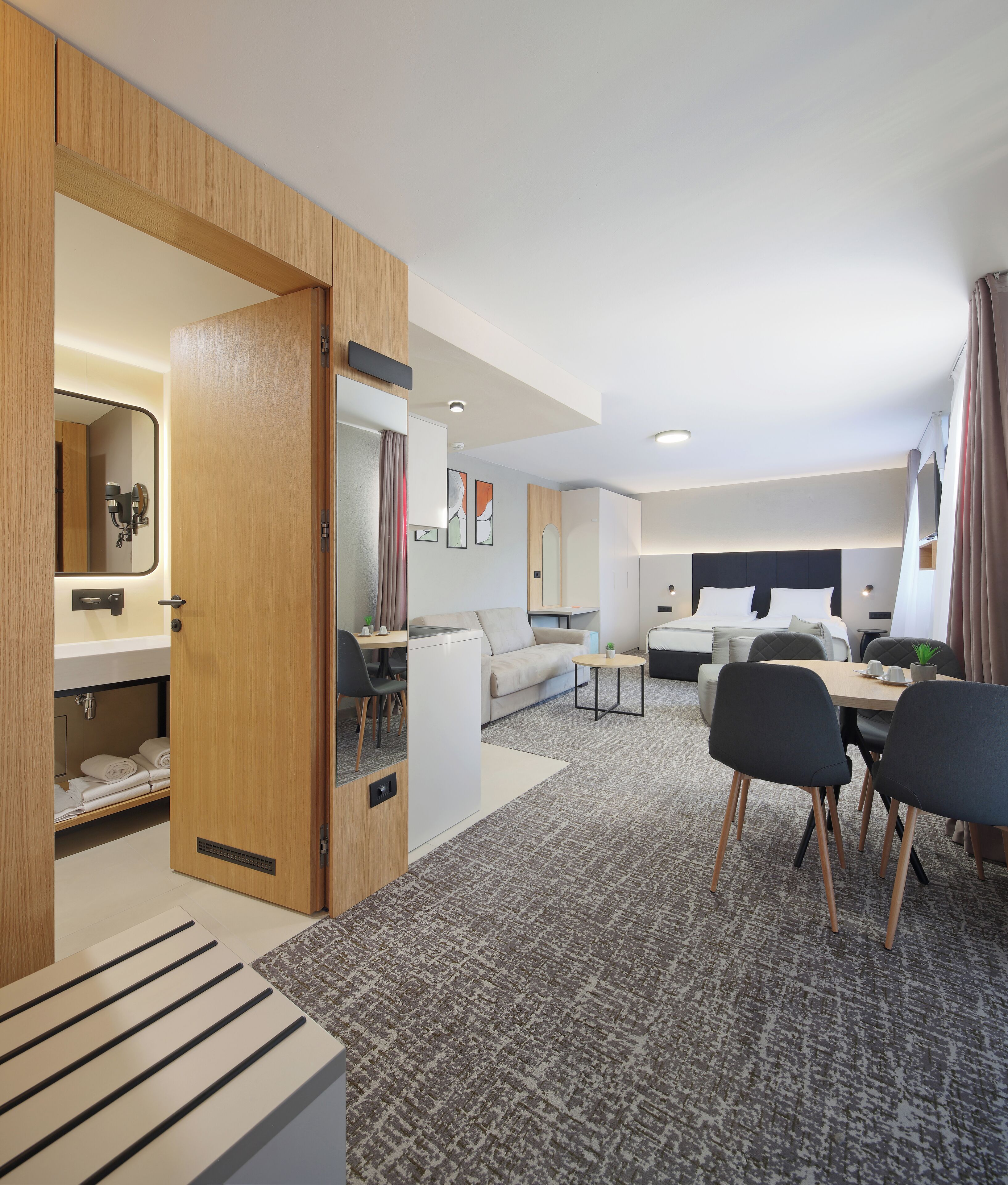 デラックス スタジオスイート | 高級寝具、低反発ベッド、セーフティボックス (室内)、客室ごとに異なるインテリア