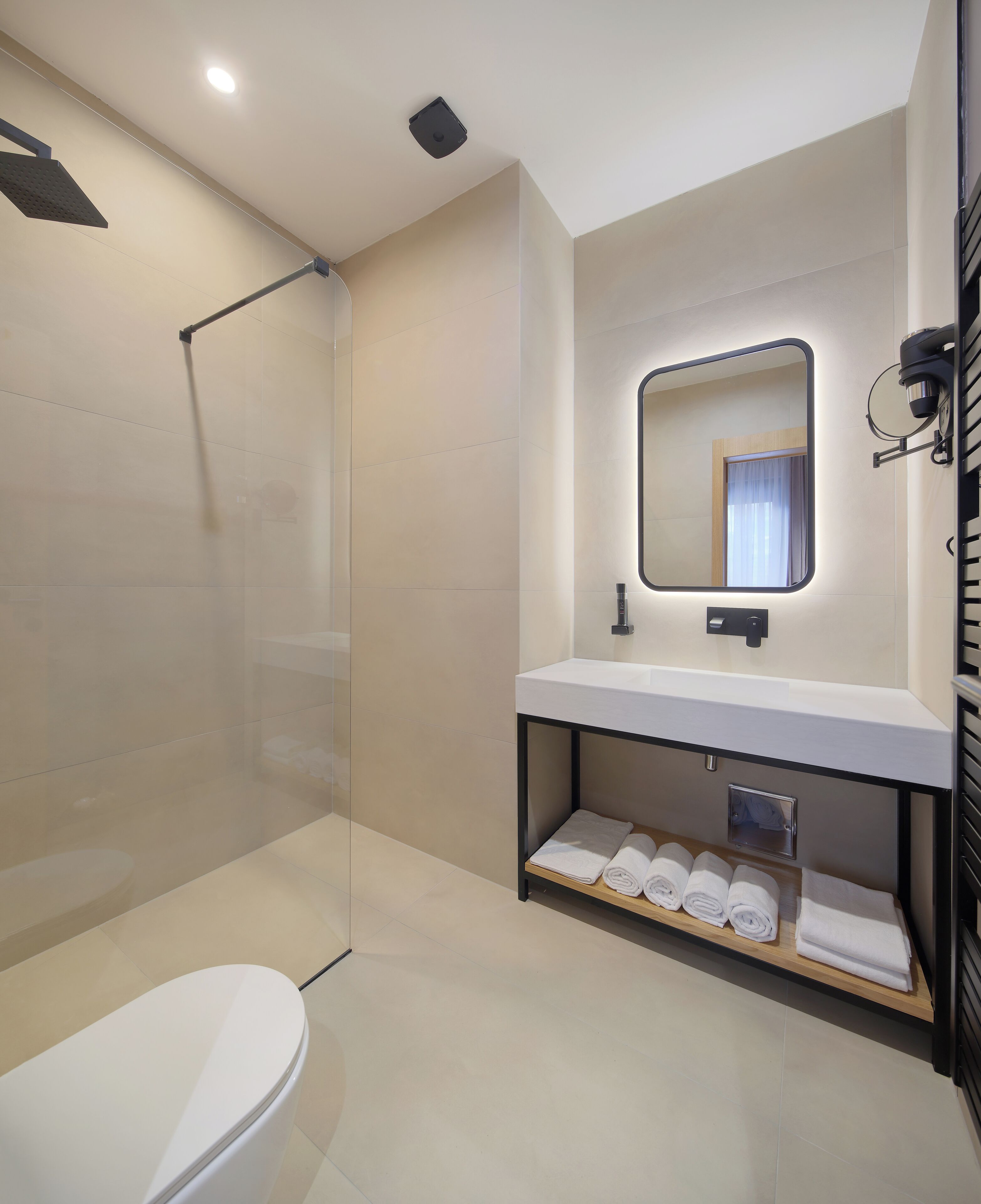 Deluxe Studio Suite | Bathroom | Shower, free toiletries, hair dryer, bathrobes