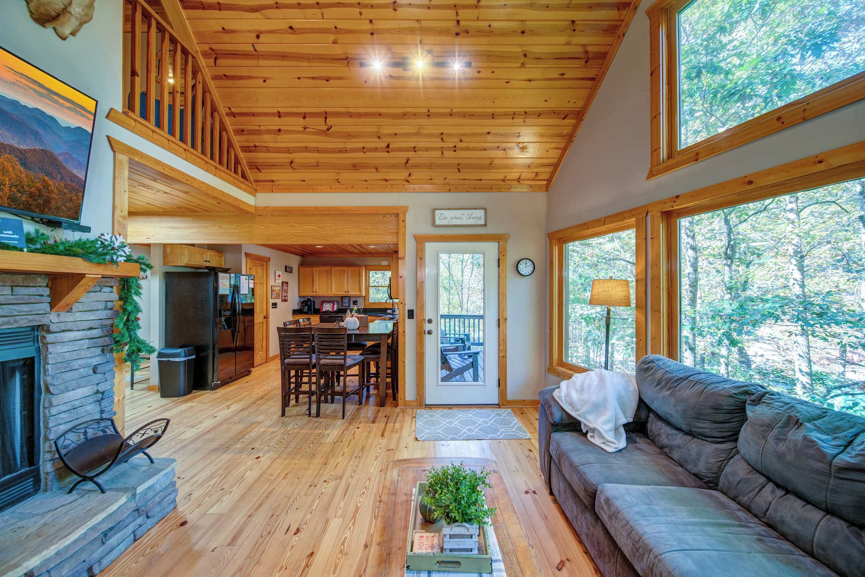 Cabin, Multiple Beds, Hot Tub, Mountain View (Buck Valley Lodge) | Living area