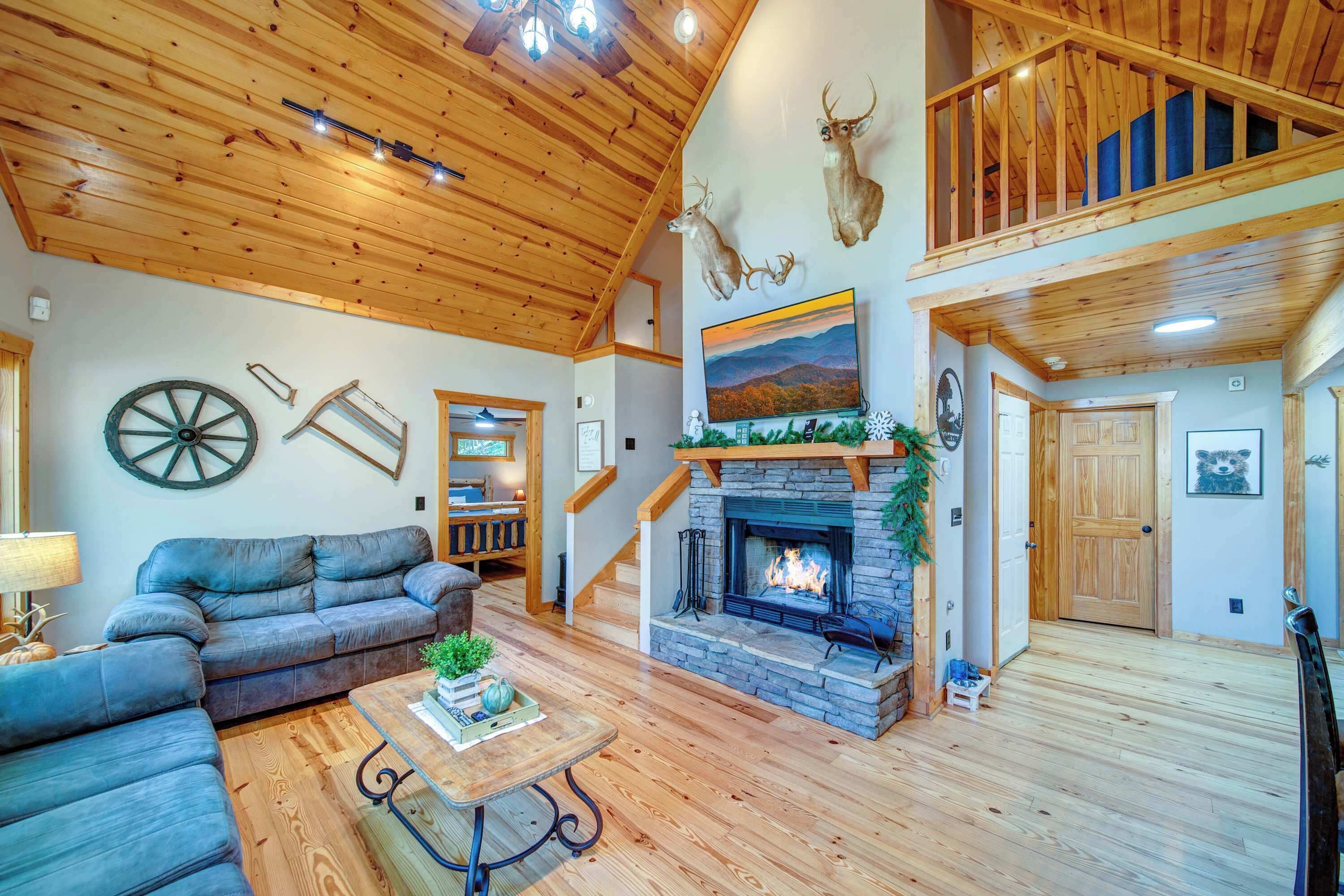 Cabin, Multiple Beds, Hot Tub, Mountain View (Buck Valley Lodge) | Living area