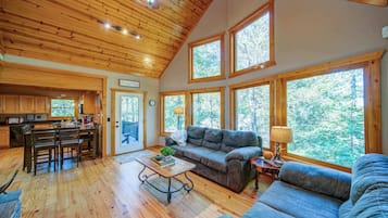 Cabin, Multiple Beds, Hot Tub, Mountain View (Buck Valley Lodge) | Living area