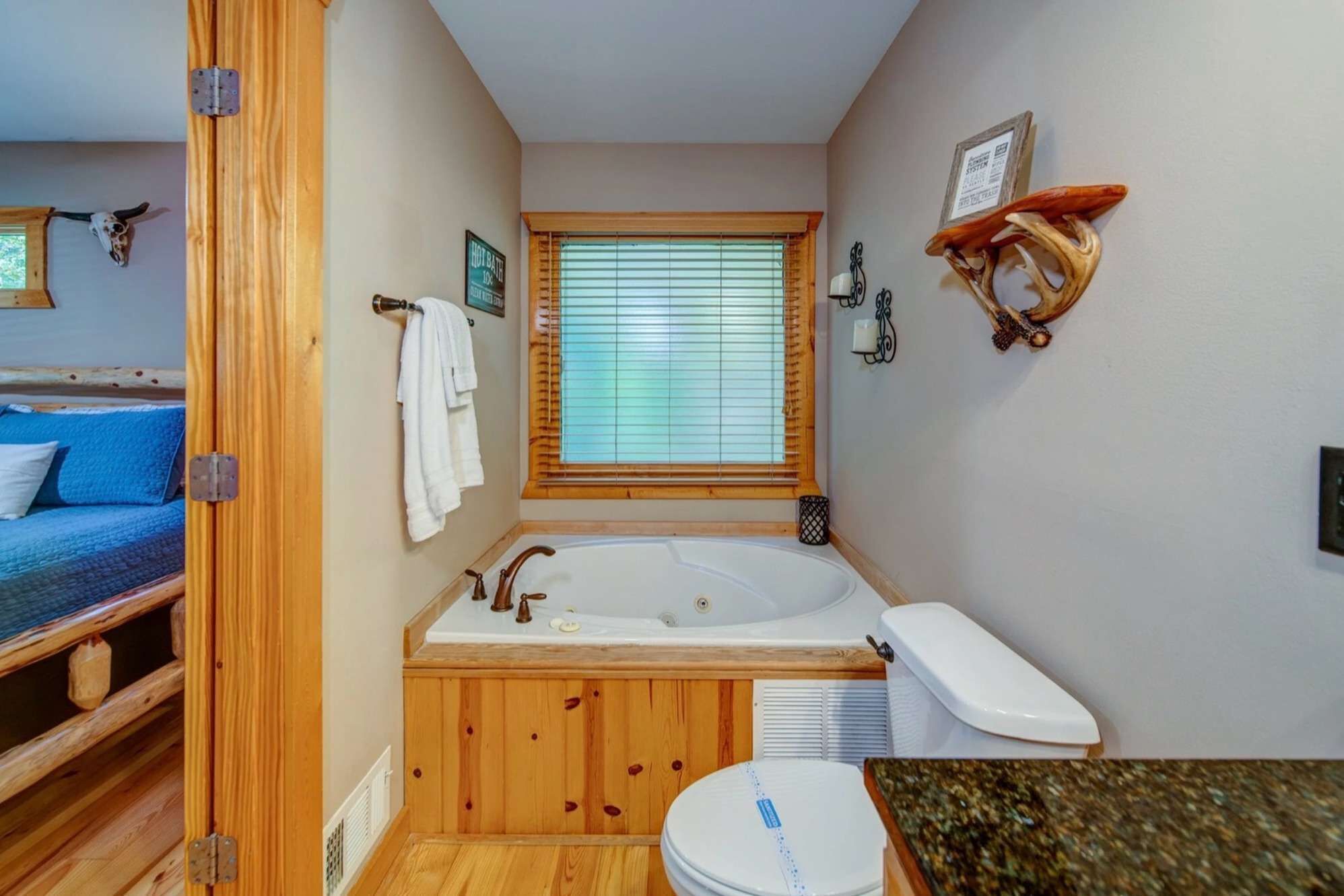 Une petite salle de bain avec un meuble-lavabo en bois, une baignoire et des toilettes.