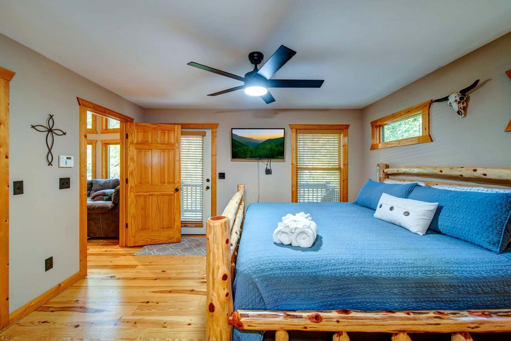 Cabin, Multiple Beds, Hot Tub, Mountain View (Buck Valley Lodge) | 3 bedrooms, individually decorated, individually furnished, bed sheets