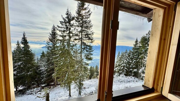 A window with a view of snow-covered trees and mountains. - Awesome 4-bedroom Off-Grid Mountain Haven – Hike & Bike Paradise (Tržič)