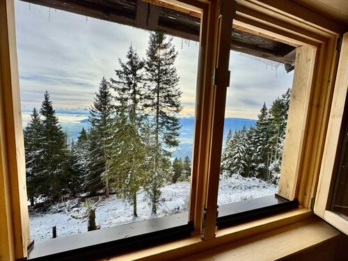 Awesome 4-bedroom Off-Grid Mountain Haven – Hike & Bike Paradise