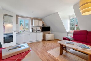 TV - Apartment 'Fewo Gurde' with Shared Garden and Wi-Fi (Pellworm)