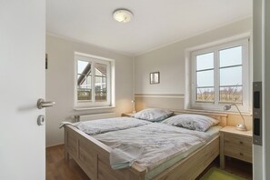 Iron/ironing board, WiFi, bed sheets - Apartment 'Fewo Schütting' with Shared Garden, Balcony and Wi-Fi (Pellworm)