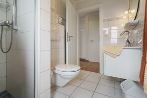 Shower, hair dryer, towels - Apartment 'Fewo Schütting' with Shared Garden, Balcony and Wi-Fi (Pellworm)