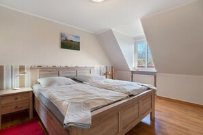 Iron/ironing board, WiFi, bed sheets - Apartment 'Fewo Seegarden' with Shared Garden and Wi-Fi (Pellworm)